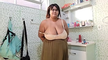 Madrasta recebe uma super gozada na cara de seu enteado