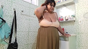 Madrasta recebe uma super gozada na cara de seu enteado