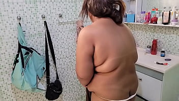 Madrasta recebe uma super gozada na cara de seu enteado