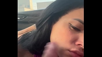 Mamada em movimento mamei o cara do uber no volante