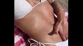 Oggi ho voglia anche in spiaggia #bikini #blonde #sexy #sweat #pussy