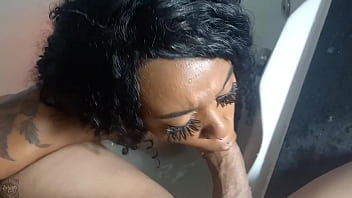 Fiz um sexo romântico com minha namorada na banheira