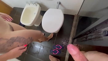 Fiquei excitada e entrei no vestiário masculino