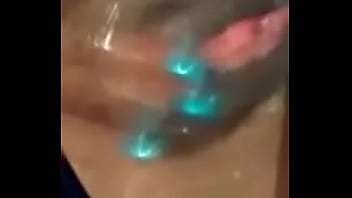 Morena gostosa se acabando na siririca 01