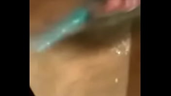 Morena gostosa se acabando na siririca 01