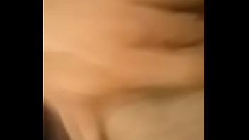 Morena gostosa se acabando na siririca 01