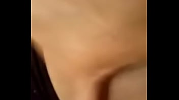 Morena gostosa se acabando na siririca 01