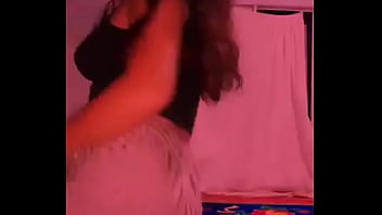 Maryi baila como perra en casa