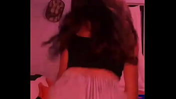 Maryi baila como perra en casa