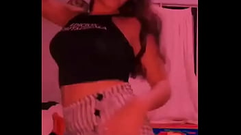 Maryi baila como perra en casa