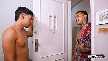 Novinho mamando o gringo tatuado