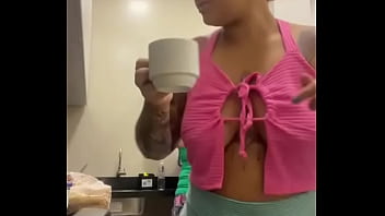 Usando um shorts bem socado na xota no hotel em foz do iguaçu