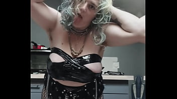 Je fais bientôt ma première scène drag je t'ai capturé quelques clichés