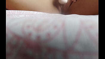 Jovencita caliente jugando con juguete