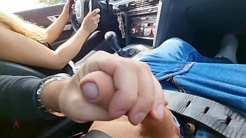 Wichsen während der fahrt perverser anhalter spritzt dreist im auto ab