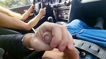 Wichsen während der fahrt perverser anhalter spritzt dreist im auto ab