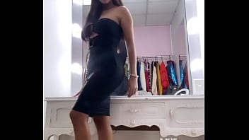 Melissa en un vestido negro apretadito para romperlo