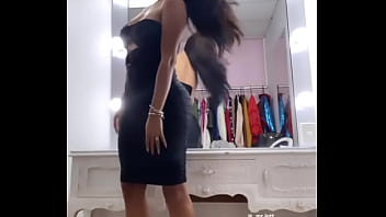 Melissa en un vestido negro apretadito para romperlo