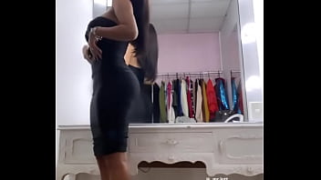 Melissa en un vestido negro apretadito para romperlo