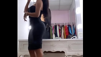 Melissa en un vestido negro apretadito para romperlo