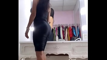 Melissa en un vestido negro apretadito para romperlo