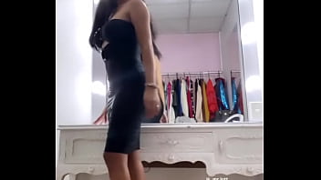 Melissa en un vestido negro apretadito para romperlo