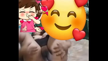 Una linda morena desestresandose