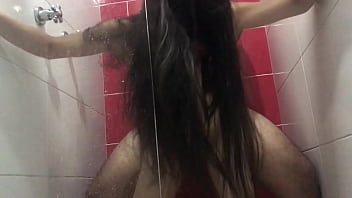 Novia delgada y traviesa es follada en la ducha de un baño por una enorme corrida extraña en su boca amateur nora milf andy z 94