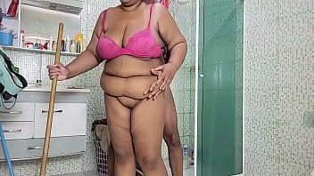 Madrasta faz chuva dourada de tanto tesao em enteado e é fudida até gozar