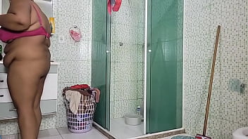 Madrasta faz chuva dourada de tanto tesao em enteado e é fudida até gozar