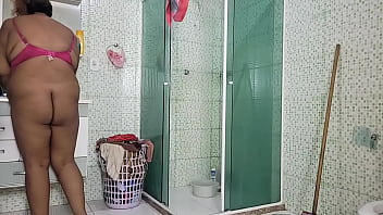 Madrasta faz chuva dourada de tanto tesao em enteado e é fudida até gozar