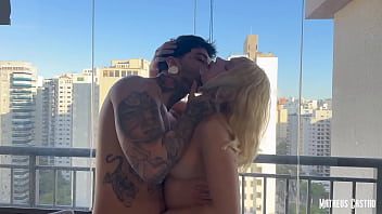 Esposa loirinha branquinha safada espera na varanda do apartamento novo de camisolinha teaser vivian lola