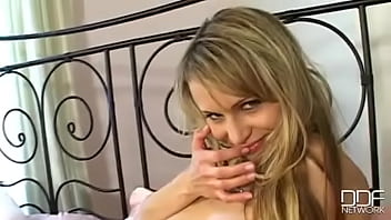 Sexy chick ellen in blowjob action
