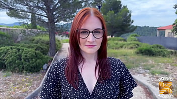 Lavyana rouquine sulfureuse veut deux bites pour le goûter