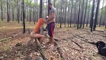 Socando no pelo a safada na floresta