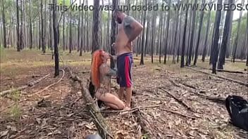 Socando no pelo a safada na floresta