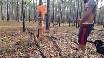 Socando no pelo a safada na floresta