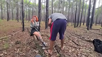 Socando no pelo a safada na floresta