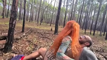 Socando no pelo a safada na floresta