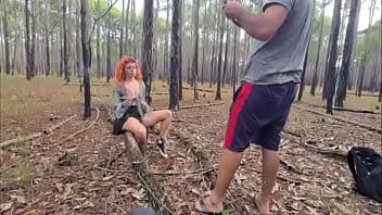 Socando no pelo a safada na floresta