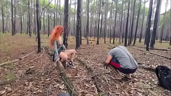 Socando no pelo a safada na floresta