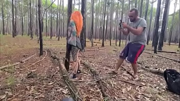 Socando no pelo a safada na floresta