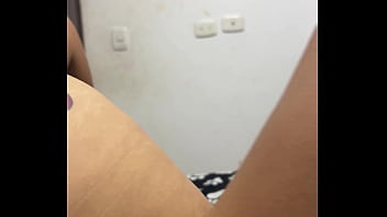 Hermanastro le gusta verme brincar encima de su polla