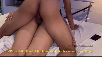 Sentir um corpo sobre o meu entrando fundo pele com pele me deixo tão louca que esperava ansiosa pela porra escorrendo