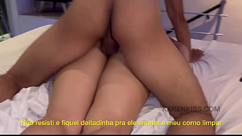 Sentir um corpo sobre o meu entrando fundo pele com pele me deixo tão louca que esperava ansiosa pela porra escorrendo