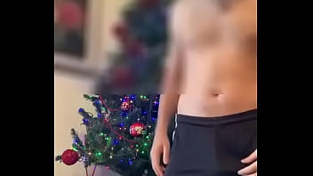 Ada si eccita mettendo le palle sull'albero e si sega toccandosi il tronco