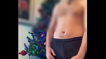 Ada si eccita mettendo le palle sull'albero e si sega toccandosi il tronco