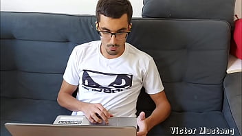 Pagou o aluguel com a buceta e chorou na rola na frente do corno