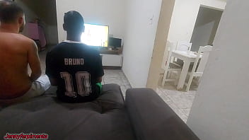 Tive que fazer sexo com amigo do meu marido por causa de uma aposta mas fiquei com tesão e acabei fazendo dp com os dois