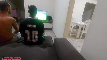 Tive que fazer sexo com amigo do meu marido por causa de uma aposta mas fiquei com tesão e acabei fazendo dp com os dois